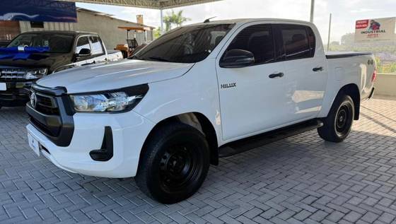 TOYOTA HILUX 2.8 D-4D TURBO DIESEL CD POWER PACK 4X4 MANUAL